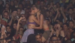 Beijo que provocou a prisão de duas jovens. Foto: Reprodução You Tube