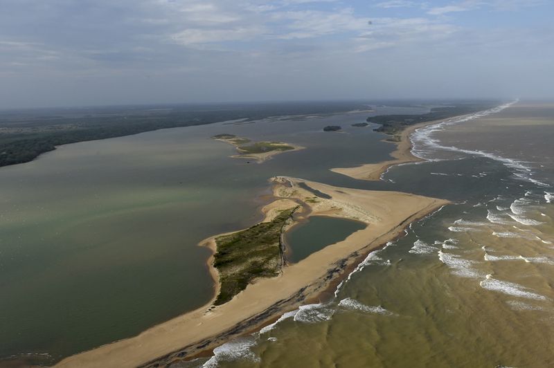 Linhares (ES) - A lama vinda das barragens da Samarco com rejeitos de mineração seguem ao longo do leito do Rio Doce em direção à sua foz, localizada em Regência, Linhares (Fred Loureiro/Secom ES)