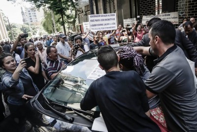 Manifestantes cercam carros de Haddad e alckmin. Foto: Alice V/Democratize, uso livre