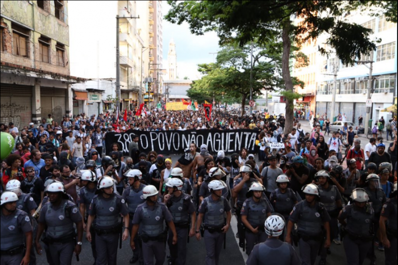 Manifestação caminha pelo centro de São Paulo. Foto via Centro de Mídia Independente, uso livre.