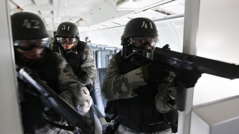 Simulação de terrorismo do COE ( Companhia de Operações Especiais do Batalhão de Choque- Polícia Militar baiana. Foto: Mateus Pereira - Secom Flickr CC BY 2.0