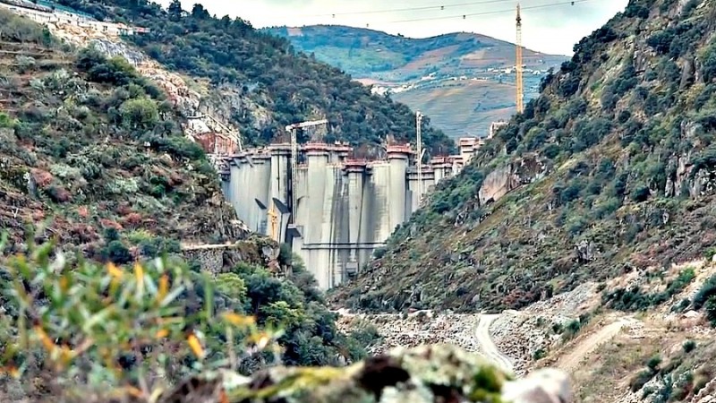 Der neue Staudamm des Tuas. im Bau. Foto: Captura de tela