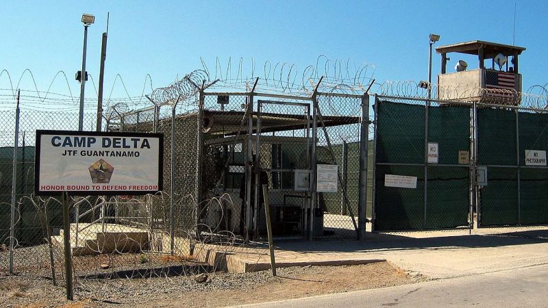 Prisão de Guantánamo, Cuba. Foto: Kathleen T. Rhem - https://web.archive.org/web/20060222101151/http://www.defenselink.mil/home/features/gitmo/, Public Domain, https://commons.wikimedia.org/w/index.php?curid=74900