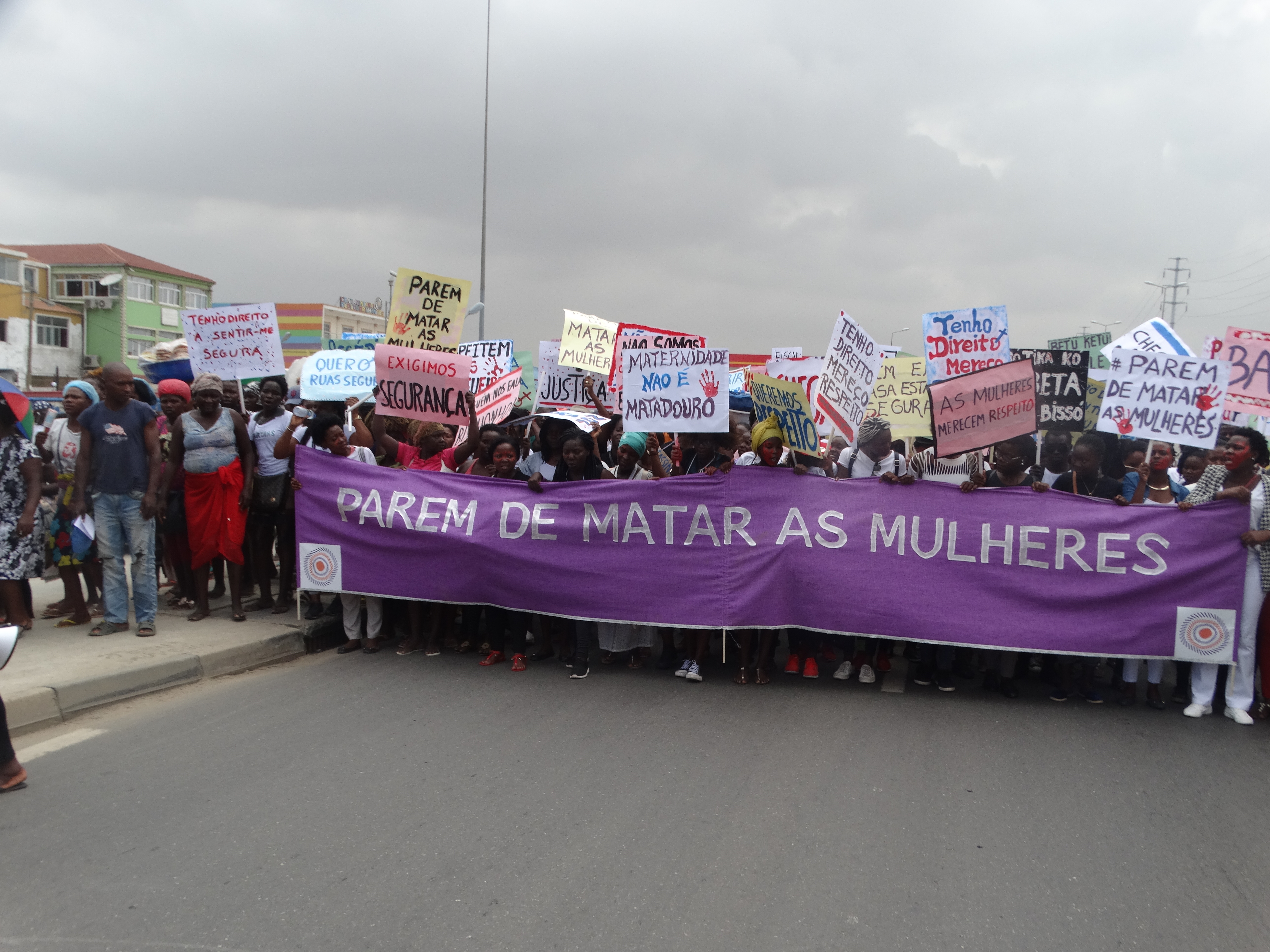 Manifestação em Luanda: #Paremdematarasmulheres | foto Simão Hossi