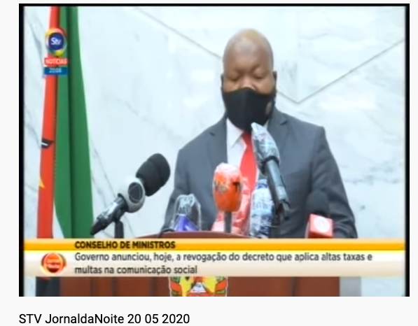 Ein mosambikanischer Regierungsbeamter, der eine Gesichtsmaske trägt, verkündet in den Nachrichten die Aufhebung des Dekrets.