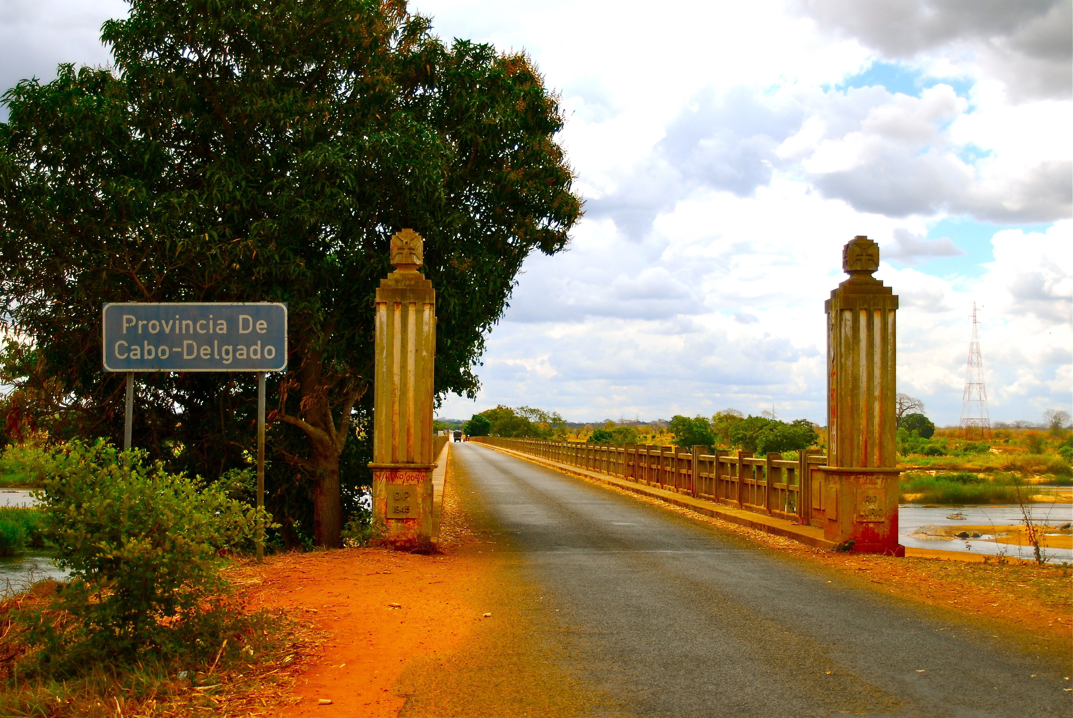 Le pont marquant l'entrée de la province de Cabo Delgado, marqué par deux piliers en pierre de part et d'autre de la route.