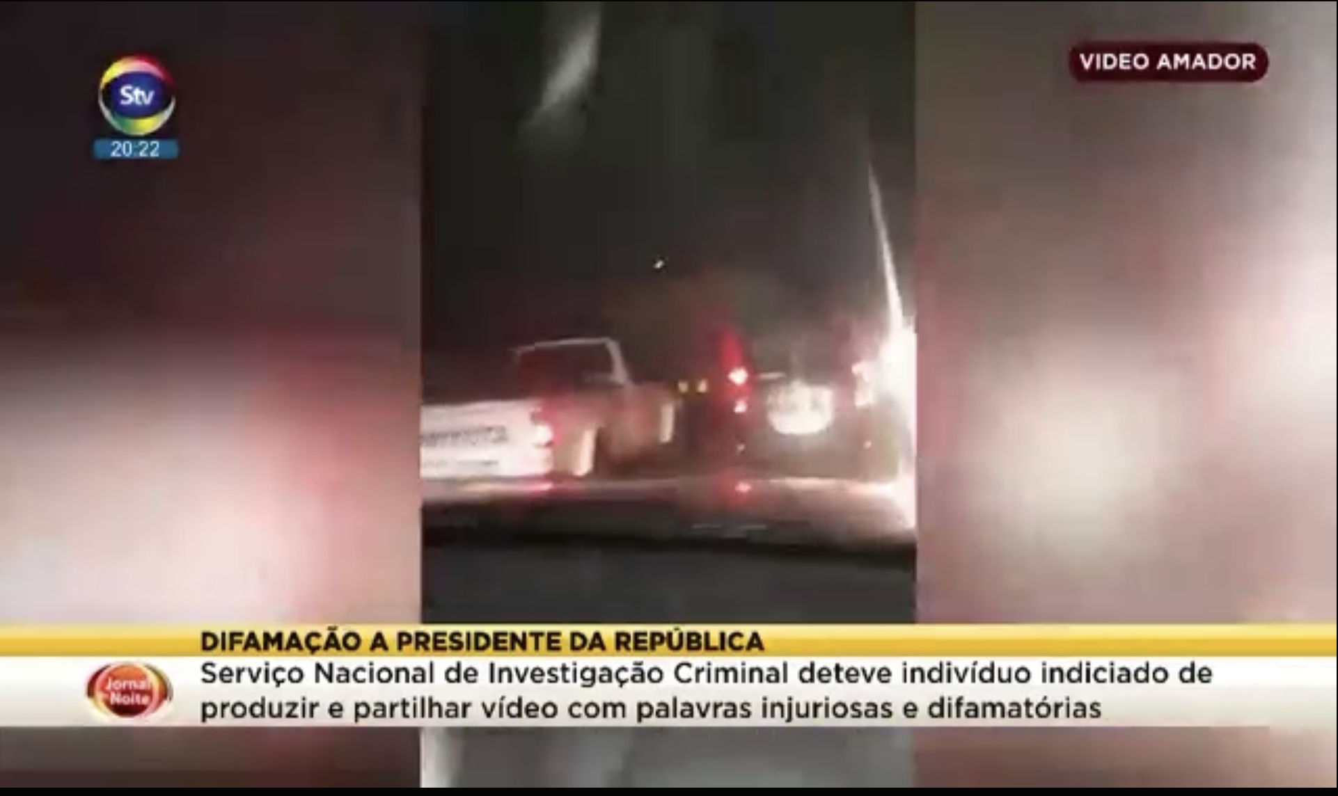 Le reportage est arrêté sur une image floue, tirée d'une vidéo amateur prise dans les embouteillages.