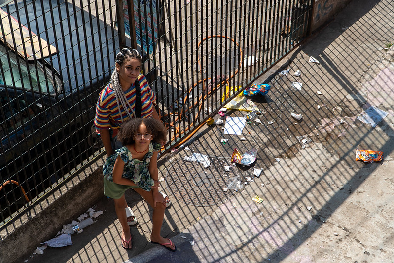 Une fillette et sa mère prennent la pose dans la rue d'une favela.